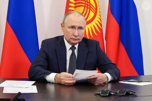 Le président russe Vladimir Poutine participe en visio à la cérémonie d'inauguration de trois écoles au Kirghizistan, le 1er septembre 2023, depuis son bureau au Kremlin à Moscou. 