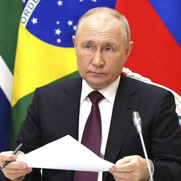 Vladimir Poutine n'est pas du genre à s'étaler sur sa vie privée.
Le président russe Vladimir Poutine participe à la réunion du format BRICS Plus/Outreach par visio-conférence depuis le Kremlin. (Credit Image: © Mikhail Klimentyev/Kremlin Pool/Planet Pix via ZUMA Press Wire)