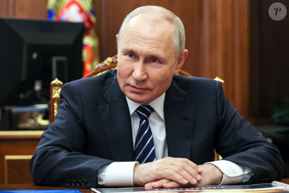 Quant à sa présumée relation avec Vladimir Poutine, il s'agit d'un "secret d'Etat".
Le président russe Vladimir Poutine reçoit Vitaly Khotsenko, gouverneur par intérim de la région russe d'Omsk, au Kremlin à Moscou, le 28 août 2023.