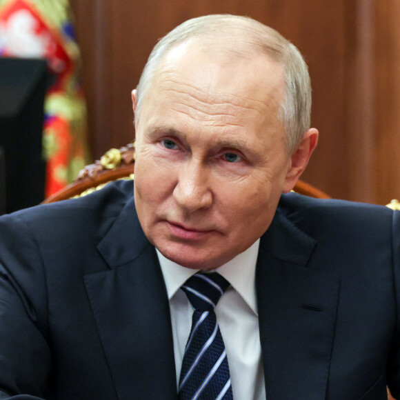 Quant à sa présumée relation avec Vladimir Poutine, il s'agit d'un "secret d'Etat".
Le président russe Vladimir Poutine reçoit Vitaly Khotsenko, gouverneur par intérim de la région russe d'Omsk, au Kremlin à Moscou, le 28 août 2023.
