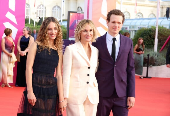 La comédienne et réalisatrice a participé à la soirée d'ouverture du 49e Festival du Cinema Americain de Deauville
Judith Godrèche entre sa fille Tess Barthélemy et son fils Noé Boon - Les célébrités arrivent à la cérémonie d'ouverture du 49ème Festival du Cinema Americain de Deauville, France, le 1er septembre 2023. © Denis Guignebourg/Bestimage 