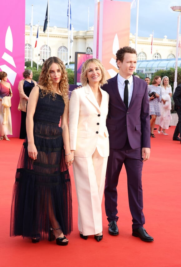 Tapis rouge en famille pour Judith Godrèche
Judith Godrèche entre sa fille Tess Barthélemy et son fils Noé Boon - Les célébrités arrivent à la cérémonie d'ouverture du 49ème Festival du Cinema Americain de Deauville. © Denis Guignebourg/Bestimage 