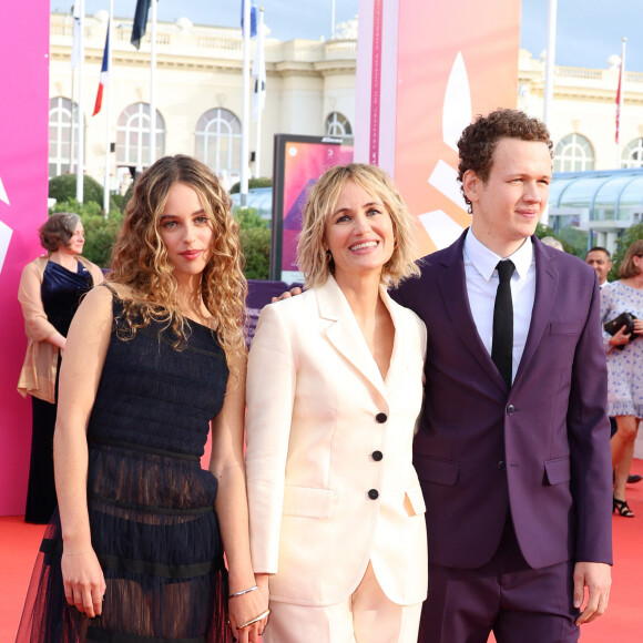 Tapis rouge en famille pour Judith Godrèche
Judith Godrèche entre sa fille Tess Barthélemy et son fils Noé Boon - Les célébrités arrivent à la cérémonie d'ouverture du 49ème Festival du Cinema Americain de Deauville. © Denis Guignebourg/Bestimage 