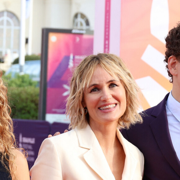 Judith Godrèche va rencontrer le public pour sa mini-série "Icon of French Cinema"
Judith Godrèche entre sa fille Tess Barthélemy et son fils Noé Boon - Les célébrités arrivent à la cérémonie d'ouverture du 49ème Festival du Cinema Americain de Deauville, France, le 1er septembre 2023. © Denis Guignebourg/Bestimage 
