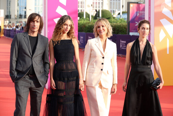 Thomas Scimeca, Tess Barthélemy, sa mère Judith Godrèche et Liz Kingsman - Les célébrités arrivent à la cérémonie d'ouverture du 49ème Festival du Cinema Americain de Deauville, France, le 1er septembre 2023. © Denis Guignebourg/Bestimage  Celebs attend the opening ceremony during the 49th Deauville American Film Festival in Deauville, France on September 1, 2023. 