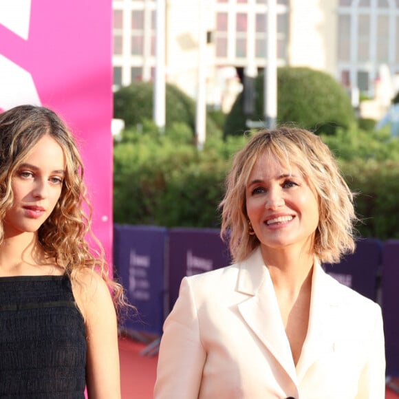 Thomas Scimeca, Tess Barthélemy, sa mère Judith Godrèche et Liz Kingsman - Les célébrités arrivent à la cérémonie d'ouverture du 49ème Festival du Cinema Americain de Deauville, France, le 1er septembre 2023. © Denis Guignebourg/Bestimage  Celebs attend the opening ceremony during the 49th Deauville American Film Festival in Deauville, France on September 1, 2023. 