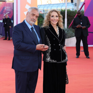 Luc Besson et Marisa Berenson à la première du film "Dogman" lors du 49ème Festival du Cinema Americain de Deauville, France, le 2 septembre 2023. © Denis Guignebourg/BestImage 