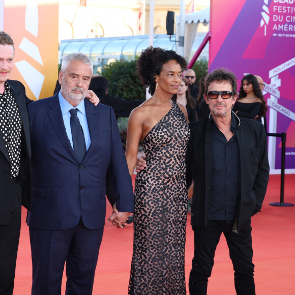 Le réalisateur a retrouvé Éric Serra
Marisa Berenson, Caleb Landry Jones, Luc Besson, Virginie Besson Silla et Eric Serra à la première du film "Dogman" lors du 49ème Festival du Cinema Americain de Deauville, France, le 2 septembre 2023. © Denis Guignebourg/BestImage 