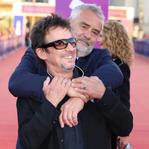 Luc Besson et Eric Serra à la première du film "Dogman" lors du 49ème Festival du Cinema Americain de Deauville, France, le 2 septembre 2023. © Denis Guignebourg/BestImage 