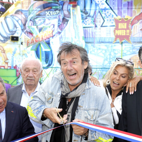 Jean-Luc Reichmann, Caroline Margeridon, Singrid Campion, Marcel Campion et le maire du 16ème arrondissement, Francis Szpiner lors de l'ouverture de la Fête à Neuneu 2023, la fête foraine du bois de boulogne célèbre ses 40 ans, à Paris, France, le 1er septembre 2023. Du 1er septembre au 15 octobre 2023.. Grâce à la générosité des forains qui ont offert la soirée d'inauguration de la Fête à NeuNeu et à l'investissement de J.L.Reichman, l'association "Innocence En Danger" a récolté la somme de 23 000 €. La fête à NeuNeu est ouverte tous les jours Porte de La Muette jusqu'au 15 octobre. © Cédric Perrin/Bestimage