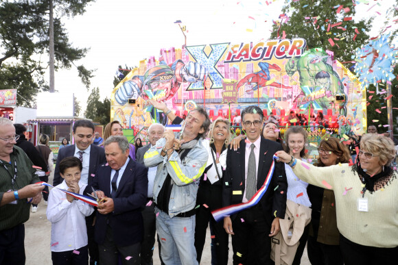 Jean-Luc Reichmann, Caroline Margeridon, Singrid Campion, Marcel Campion et le maire du 16ème arrondissement, Francis Szpiner lors de l'ouverture de la Fête à Neuneu 2023, la fête foraine du bois de boulogne célèbre ses 40 ans, à Paris, France, le 1er septembre 2023. Du 1er septembre au 15 octobre 2023.. Grâce à la générosité des forains qui ont offert la soirée d'inauguration de la Fête à NeuNeu et à l'investissement de J.L.Reichman, l'association "Innocence En Danger" a récolté la somme de 23 000 €. La fête à NeuNeu est ouverte tous les jours Porte de La Muette jusqu'au 15 octobre. © Cédric Perrin/Bestimage