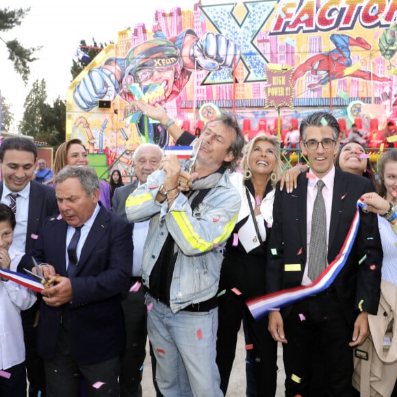 Jean-Luc Reichmann, Caroline Margeridon, Singrid Campion, Marcel Campion et le maire du 16ème arrondissement, Francis Szpiner lors de l'ouverture de la Fête à Neuneu 2023, la fête foraine du bois de boulogne célèbre ses 40 ans, à Paris, France, le 1er septembre 2023. Du 1er septembre au 15 octobre 2023.. Grâce à la générosité des forains qui ont offert la soirée d'inauguration de la Fête à NeuNeu et à l'investissement de J.L.Reichman, l'association "Innocence En Danger" a récolté la somme de 23 000 €. La fête à NeuNeu est ouverte tous les jours Porte de La Muette jusqu'au 15 octobre. © Cédric Perrin/Bestimage