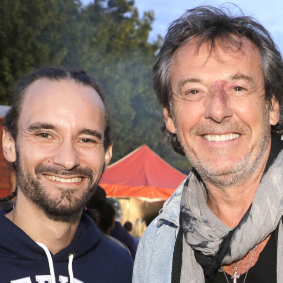 Jean-Luc Reichmann et Florian Hessique lors de l'ouverture de la Fête à Neuneu 2023, la fête foraine du bois de boulogne célèbre ses 40 ans, à Paris, France, le 1er septembre 2023. Du 1er septembre au 15 octobre 2023.. Grâce à la générosité des forains qui ont offert la soirée d'inauguration de la Fête à NeuNeu et à l'investissement de J.L.Reichman, l'association "Innocence En Danger" a récolté la somme de 23 000 €. La fête à NeuNeu est ouverte tous les jours Porte de La Muette jusqu'au 15 octobre. © Cédric Perrin/Bestimage