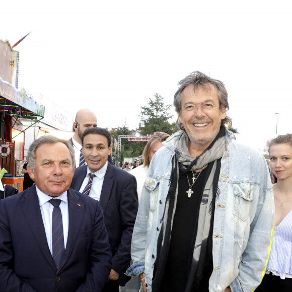 Jean-Luc Reichmann et le Maire du 16 lors de l'ouverture de la Fête à Neuneu 2023, la fête foraine du bois de boulogne célèbre ses 40 ans, à Paris, France, le 1er septembre 2023. Du 1er septembre au 15 octobre 2023.. Grâce à la générosité des forains qui ont offert la soirée d'inauguration de la Fête à NeuNeu et à l'investissement de J.L.Reichman, l'association "Innocence En Danger" a récolté la somme de 23 000 €. La fête à NeuNeu est ouverte tous les jours Porte de La Muette jusqu'au 15 octobre. © Cédric Perrin/Bestimage