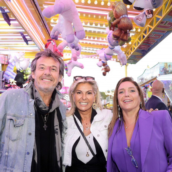 Jean-Luc Reichmann, Singrid Campion et Marcel Campion lors de l'ouverture de la Fête à Neuneu 2023, la fête foraine du bois de boulogne célèbre ses 40 ans, à Paris, France, le 1er septembre 2023. Du 1er septembre au 15 octobre 2023.. Grâce à la générosité des forains qui ont offert la soirée d'inauguration de la Fête à NeuNeu et à l'investissement de J.L.Reichman, l'association "Innocence En Danger" a récolté la somme de 23 000 €. La fête à NeuNeu est ouverte tous les jours Porte de La Muette jusqu'au 15 octobre. © Cédric Perrin/Bestimage