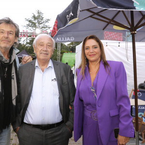 Jean-Luc Reichmann, Singrid Campion et Marcel Campion lors de l'ouverture de la Fête à Neuneu 2023, la fête foraine du bois de boulogne célèbre ses 40 ans, à Paris, France, le 1er septembre 2023. Du 1er septembre au 15 octobre 2023.. Grâce à la générosité des forains qui ont offert la soirée d'inauguration de la Fête à NeuNeu et à l'investissement de J.L.Reichman, l'association "Innocence En Danger" a récolté la somme de 23 000 €. La fête à NeuNeu est ouverte tous les jours Porte de La Muette jusqu'au 15 octobre. © Cédric Perrin/Bestimage