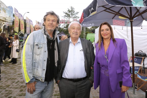 Jean-Luc Reichmann, Singrid Campion et Marcel Campion lors de l'ouverture de la Fête à Neuneu 2023, la fête foraine du bois de boulogne célèbre ses 40 ans, à Paris, France, le 1er septembre 2023. Du 1er septembre au 15 octobre 2023.. Grâce à la générosité des forains qui ont offert la soirée d'inauguration de la Fête à NeuNeu et à l'investissement de J.L.Reichman, l'association "Innocence En Danger" a récolté la somme de 23 000 €. La fête à NeuNeu est ouverte tous les jours Porte de La Muette jusqu'au 15 octobre. © Cédric Perrin/Bestimage