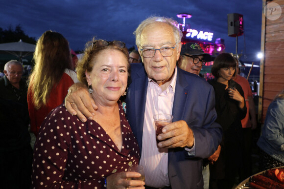 Michel Chevalet et sa compagne lors de l'ouverture de la Fête à Neuneu 2023, la fête foraine du bois de boulogne célèbre ses 40 ans, à Paris, France, le 1er septembre 2023. Du 1er septembre au 15 octobre 2023.. Grâce à la générosité des forains qui ont offert la soirée d'inauguration de la Fête à NeuNeu et à l'investissement de J.L.Reichman, l'association "Innocence En Danger" a récolté la somme de 23 000 €. La fête à NeuNeu est ouverte tous les jours Porte de La Muette jusqu'au 15 octobre. © Cédric Perrin/Bestimage