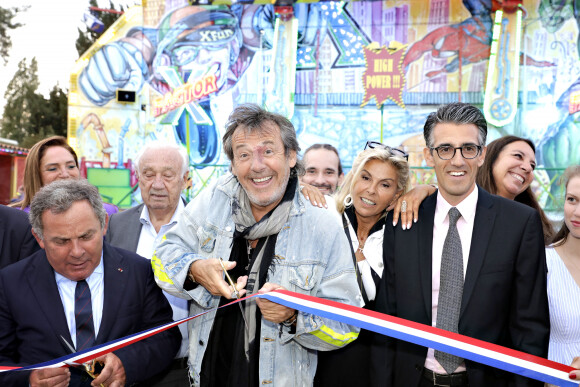 Jean-Luc Reichmann, Caroline Margeridon, Singrid Campion, Marcel Campion et le maire du 16ème arrondissement, Francis Szpiner lors de l'ouverture de la Fête à Neuneu 2023, la fête foraine du bois de boulogne célèbre ses 40 ans, à Paris, France, le 1er septembre 2023. Du 1er septembre au 15 octobre 2023.. Grâce à la générosité des forains qui ont offert la soirée d'inauguration de la Fête à NeuNeu et à l'investissement de J.L.Reichman, l'association "Innocence En Danger" a récolté la somme de 23 000 €. La fête à NeuNeu est ouverte tous les jours Porte de La Muette jusqu'au 15 octobre. © Cédric Perrin/Bestimage