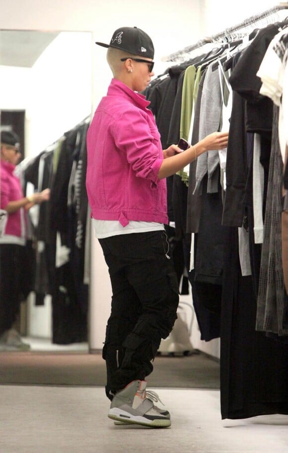Amber Rose et une amie font du shopping à New York ! Le mannequin a adopté le look de son boyfriend Kanye West ! 05/03/2010