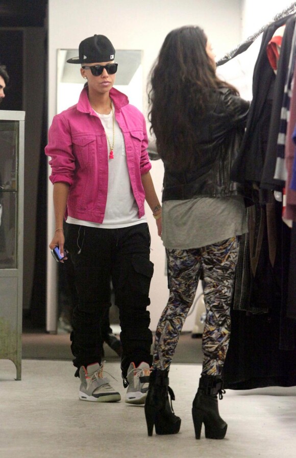 Amber Rose et une amie font du shopping à New York ! Le mannequin a adopté le look de son boyfriend Kanye West ! 05/03/2010