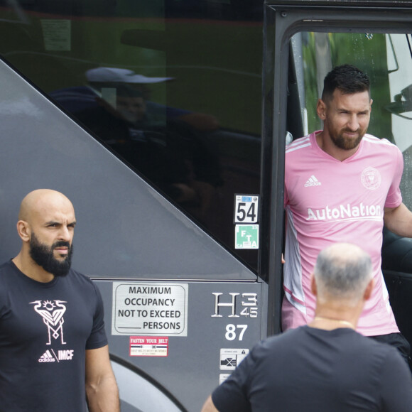 Le garde du corps de Lionel Messi fait parler de lui
 
Lionel Messi et son garde du corps Yassine Chueko à Carson, Californie. (Credit Image: © Ringo Chiu/ZUMA Press Wire)