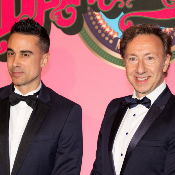 Ce lundi 4 septembre 2023, une nouvelle salve de la fiction sera diffusée sur la première chaîne.
Stéphane Bern et son compagnon Yori Bailleres - Arrivées des invités au Bal de la Rose 2023 sur le thème "Bollywood" à la salle des étoiles à Monaco le 25 mars 2023. © Olivier Huitel / Pool / Bestimage 