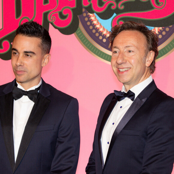 Mais avant de devenir un entrepreneur accompli, Yori Bailleres a participé à "Mister Gay Europe" en 2007, un concours de beauté masculin fondé en 2005 par son président, Morten Rudå, réservé aux gays européens.
Stéphane Bern et son compagnon Yori Bailleres - Arrivées des invités au Bal de la Rose 2023 sur le thème "Bollywood" à la salle des étoiles à Monaco le 25 mars 2023. © Olivier Huitel / Pool / Bestimage 