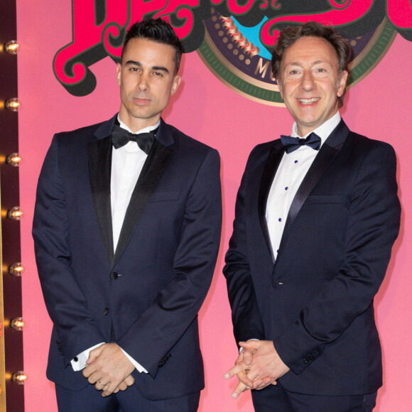 Comme d'autres stars, Stéphane Bern et son compagnon Yori Bailleres ont eux aussi participé au remake de TF1 "Un gars, une fille (au pluriel)" !
Stéphane Bern et son compagnon Yori Bailleres - Arrivées des invités au Bal de la Rose sur le thème "Bollywood" à la salle des étoiles à Monaco © Olivier Huitel / Pool / Bestimage 