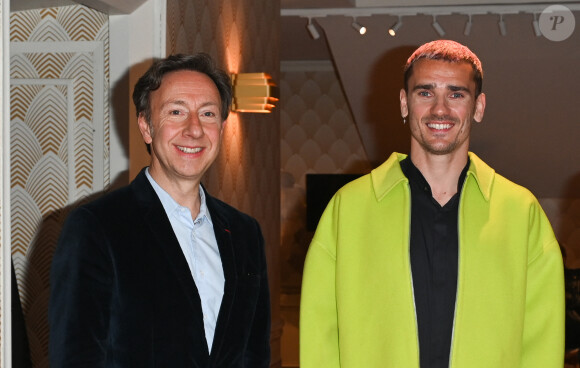 Stéphane Bern et Antoine Griezmann - Inauguration de la statue de cire de "Antoine Griezmann" au musée Grévin à Paris le 6 mars 2023. © Coadic Guirec/Bestimage 