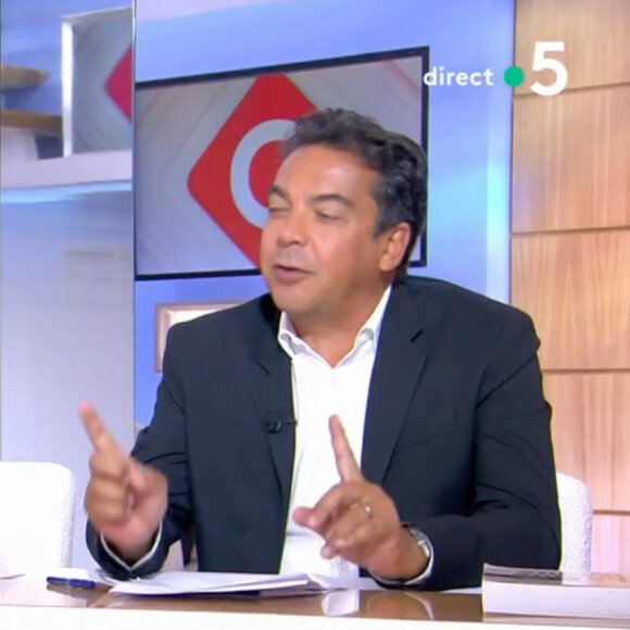 Patrick Cohen entouré d'Aurélie Casse et Pierre Lescure sur le plateau de "C à vous".