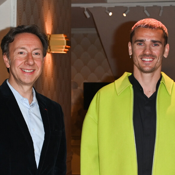 Stéphane Bern et Antoine Griezmann - Inauguration de la statue de cire de "Antoine Griezmann" au musée Grévin à Paris le 6 mars 2023. © Coadic Guirec/Bestimage 