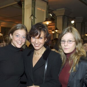 Archives - A Paris, au Pavillon Ledoyen, Denise FABRE entourée de ses filles jumelles, Elodie à gauche et Olivia lors de la réception pour l'inauguration de la chaîne MATCH TV, le 10 décembre 2001.