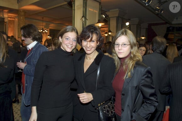 Archives - A Paris, au Pavillon Ledoyen, Denise FABRE entourée de ses filles jumelles, Elodie à gauche et Olivia lors de la réception pour l'inauguration de la chaîne MATCH TV, le 10 décembre 2001.
