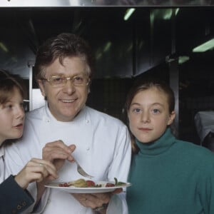 Archives - En France, à Paris, au restaurant LE MANOIR DE PARIS, rendez-vous avec Francis VANDENHENDE, et ses filles, Olivia et Elodie, le 3 novembre 1993.