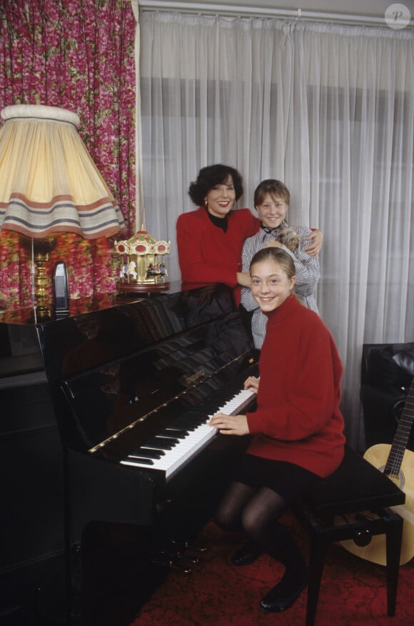 Archives - En France, à Paris, rendez-vous avec Denise FABRE et ses filles jumelles Elodie et Olivia à leur domicile, le 3 novembre 1993.
