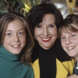 Archives - En France, à Paris, rendez-vous avec Denise FABRE et ses filles jumelles Elodie et Olivia à leur domicile, le 3 novembre 1993.