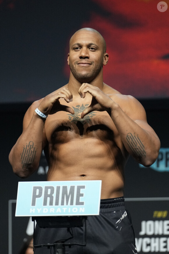 Le combattant français est reparti avec pas moins de 1,08 million d'euros
 
Cyril Gane lors de la pesée avant leur combat en UFC 285 (MMA) au MGM Grand Garden Arena de Las Vegas le 3 mars 2023.