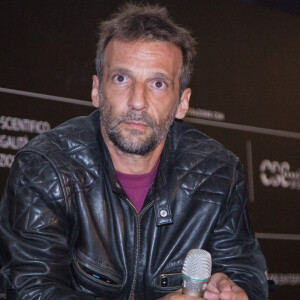 Mathieu Kassovitz a été gravement blessé dimanche à la suite d'un accident de moto.
Mathieu Kassovitz participe au festival "Il Cinema in Piazza" à Rome. A cette occasion, le réalisateur et acteur français a raconté la genèse du film à succès "La Haine", qui l'a fait connaître en mille-neuf-cent-quatre-vingt-quinze. Rome.