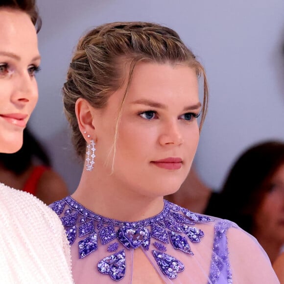 La princesse Charlene de Monaco avait enfilé, pour l'occasion, une tenue élégante illuminée d'un collier de perles.
La princesse Charlène de Monaco, Camille Gottlieb lors du 74e Gala de la Croix-Rouge Monégasque. Monaco, le 29 juillet 2023. © Dominique Jacovides/Bestimage