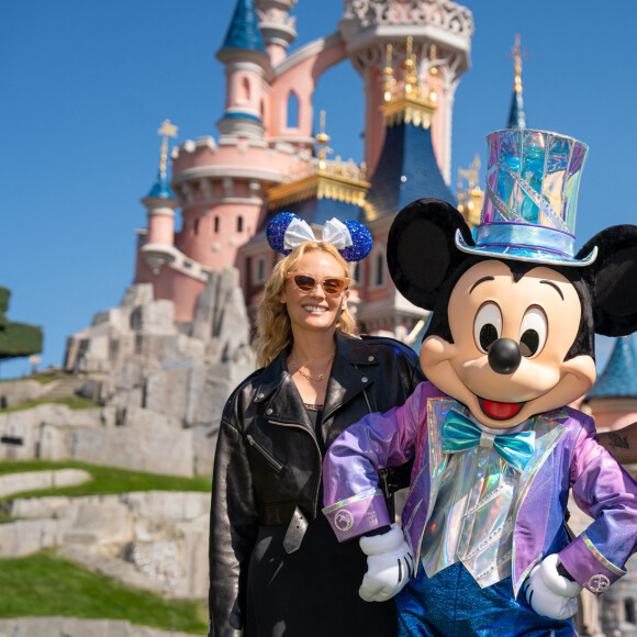 Venus en famille à Disneyland Paris, le 9 août 2023, Diane Kruger et son compagnon Norman Reedus ont pu découvrir les festivités avec leur fille © Disneyland Paris via Bestimage