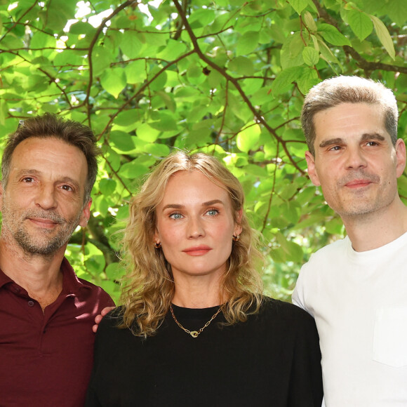 Elle est en effet à l'affiche d'un thriller avec Mathieu Kassovitz, miraculé après son accident de moto.
Mathieu Kassovitz, Diane Kruger (porte un collier iconique Menottes dinh van en or jaune) et Yann Gozlan au photocall du film "Visions" lors de la 16ème édition du festival du film francophone (FFA) de Angoulême, France, le 24 août 2023. © Coadic Guirec/Bestimage