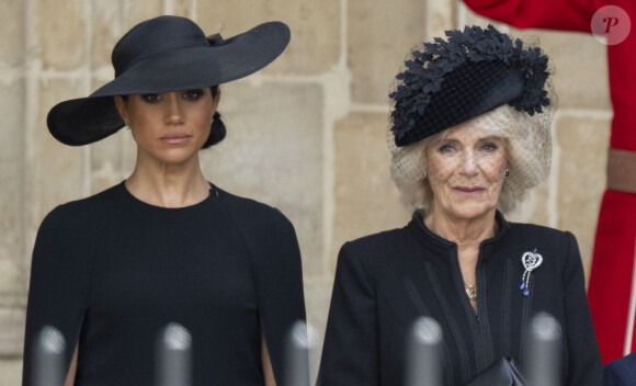 Meghan Markle, Camilla Parker Bowles, reine consort d'Angleterre - Procession du cercueil de la reine Elizabeth II d'Angleterre de Wesminster Hall où il était exposé au public, jusqu'à l'Abbaye de Westminster. Le cercueil est installé sur l'affût du canon, puis tiré par 142 marins de la Royal Navy à l'aide de cordages, dans la plus pure tradition de la monarchie britannique. Cette tradition remonte aux funérailles d'Etat de la reine Victoria en février 1901. Londres, le 19 septembre 2022. 