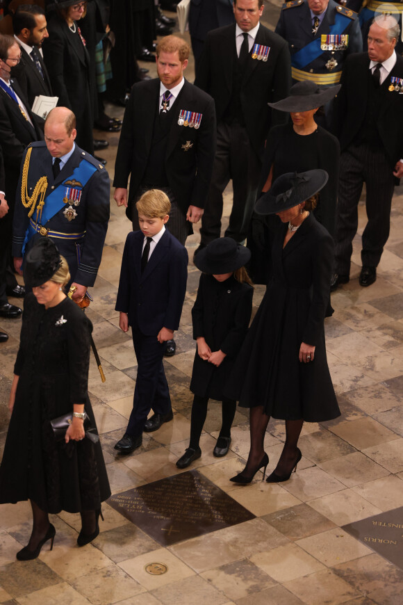 La comtesse Sophie de Wessex, Le prince William, prince de Galles, Le prince George de Galles, La princesse Charlotte de Galles,, Catherine (Kate) Middleton, princesse de Galles, Le prince Harry, duc de Sussex, Meghan Markle, duchesse de Sussex - Service funéraire à l'Abbaye de Westminster pour les funérailles d'Etat de la reine Elizabeth II d'Angleterre, à Londres, Royaume Uni, le 19 septembre 2022 © Ian Vogler/Mirroppix/Bestimage 