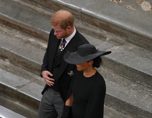 Des menaces "à peine voilées" contre le clan qui n'avaient pas du plaire.
Le prince Harry, duc de Sussex et Meghan Markle, duchesse de Sussex - Service funéraire à l'Abbaye de Westminster pour les funérailles d'Etat de la reine Elizabeth II d'Angleterre. Le sermon est délivré par l'archevêque de Canterbury Justin Welby (chef spirituel de l'Eglise anglicane) au côté du doyen de Westminster David Hoyle. Londres, le 19 septembre 2022. © Gareth Fuller / Bestimage 