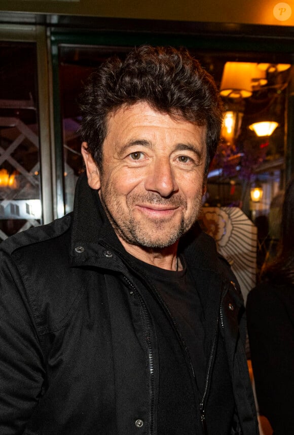 Patrick Bruel pose lors de la remise du prix littéraire "La Closerie des Lilas" à la Closerie des Lilas à Paris, le 18 avril 2023.