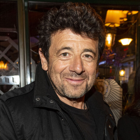 Patrick Bruel pose lors de la remise du prix littéraire "La Closerie des Lilas" à la Closerie des Lilas à Paris, le 18 avril 2023.