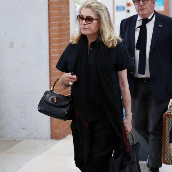 Catherine Deneuve arrive à l'aéroport de Venise-Marco Polo, la veille de l'ouverture du 80e Festival International du Film de Venise, La Mostra, à Venise, Italie, le 29 août 2023.