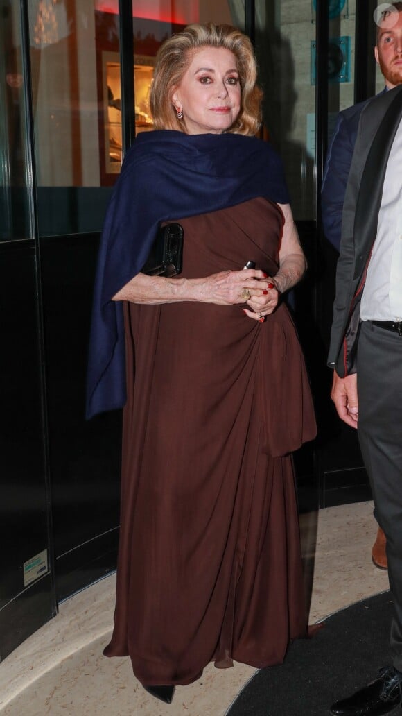 Exclusif - Catherine Deneuve quitte l'hôtel Majestic lors du 76ème Festival International du Film de Cannes le 17 mai 2023.