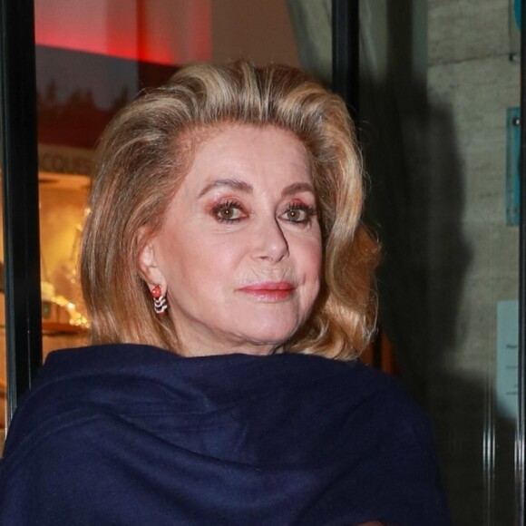 Exclusif - Catherine Deneuve quitte l'hôtel Majestic lors du 76ème Festival International du Film de Cannes le 17 mai 2023.